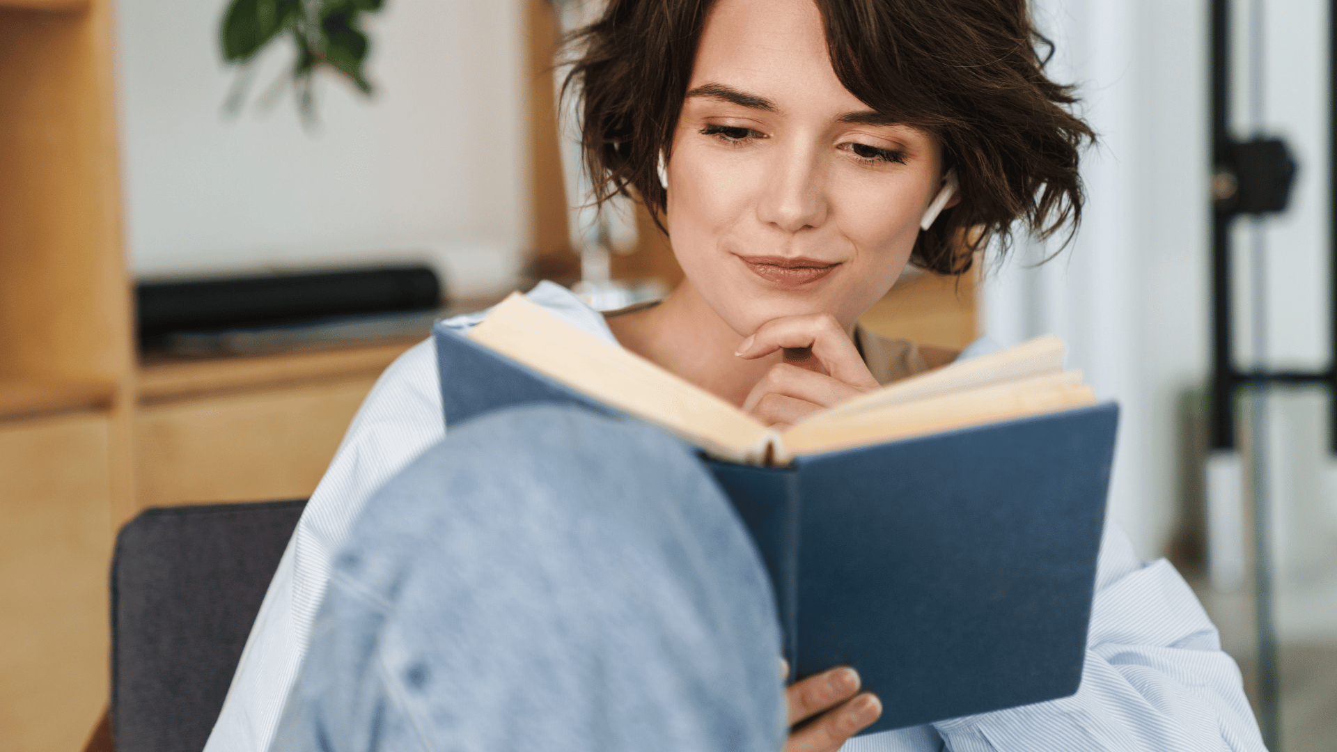 Frau liest Buch