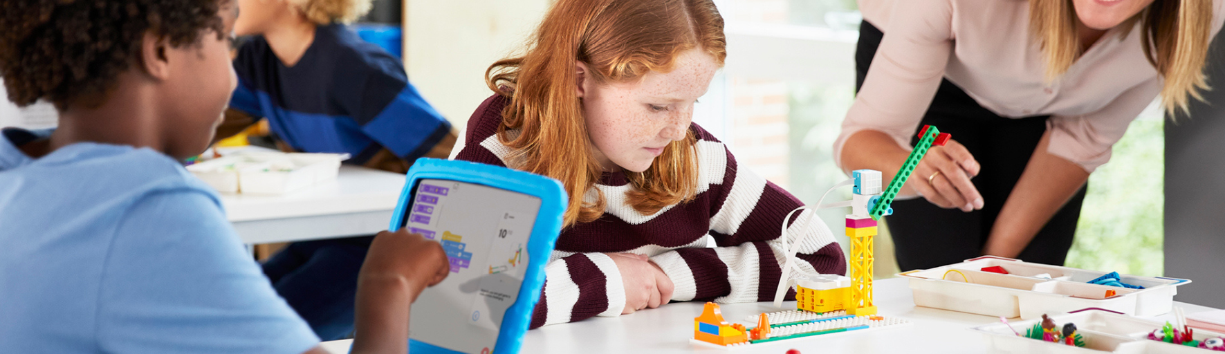 Grundschulkinder programmieren und bauen mit LEGO Education