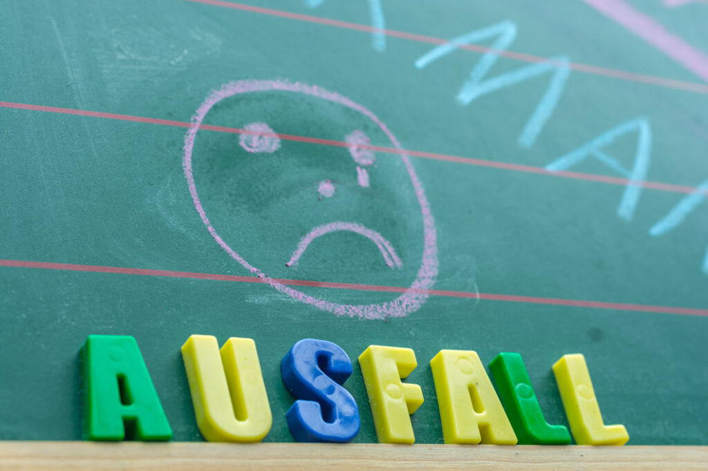 Tafel in einer Schule mit negativem Kreide-Smiley