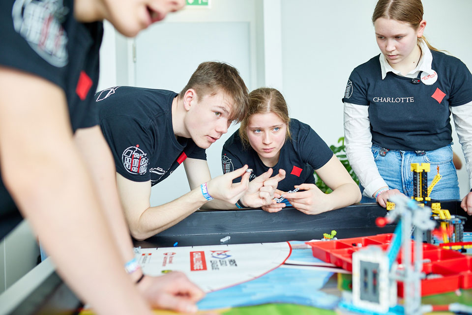 Schülerinnen und Schüler bei der FIRST LEGO League Challenge