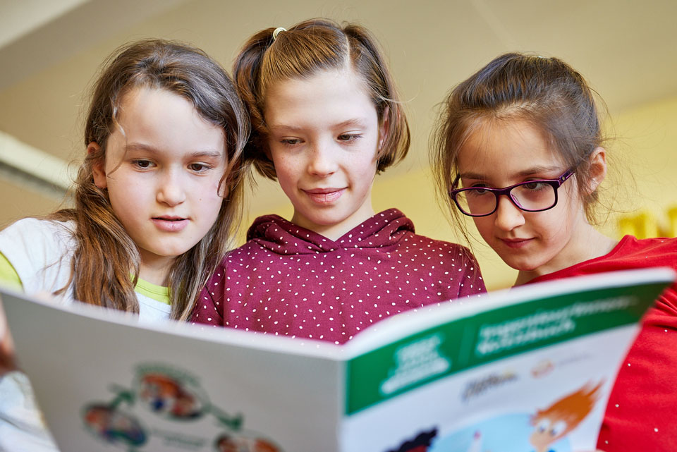 Grundschülerinnen arbeiten mit der FIRST LEGO League Teambroschüre