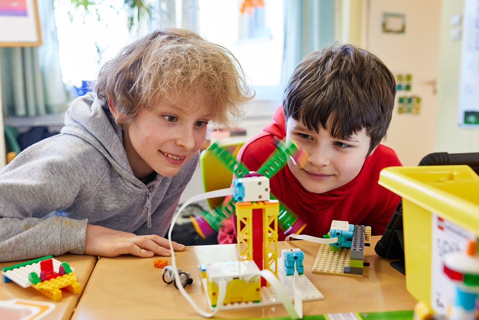 Schüler arbeiten mit LEGO SPIKE Essential FIRST LEGO League Explore