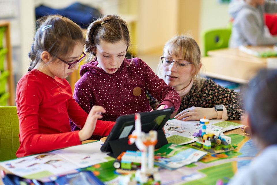 Schülerinnen programmieren mit LEGO SPIKE Essential