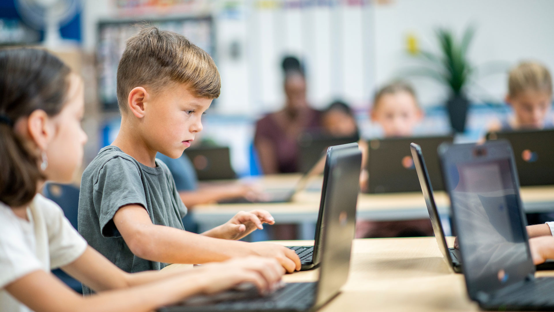 Kinder an Laptops