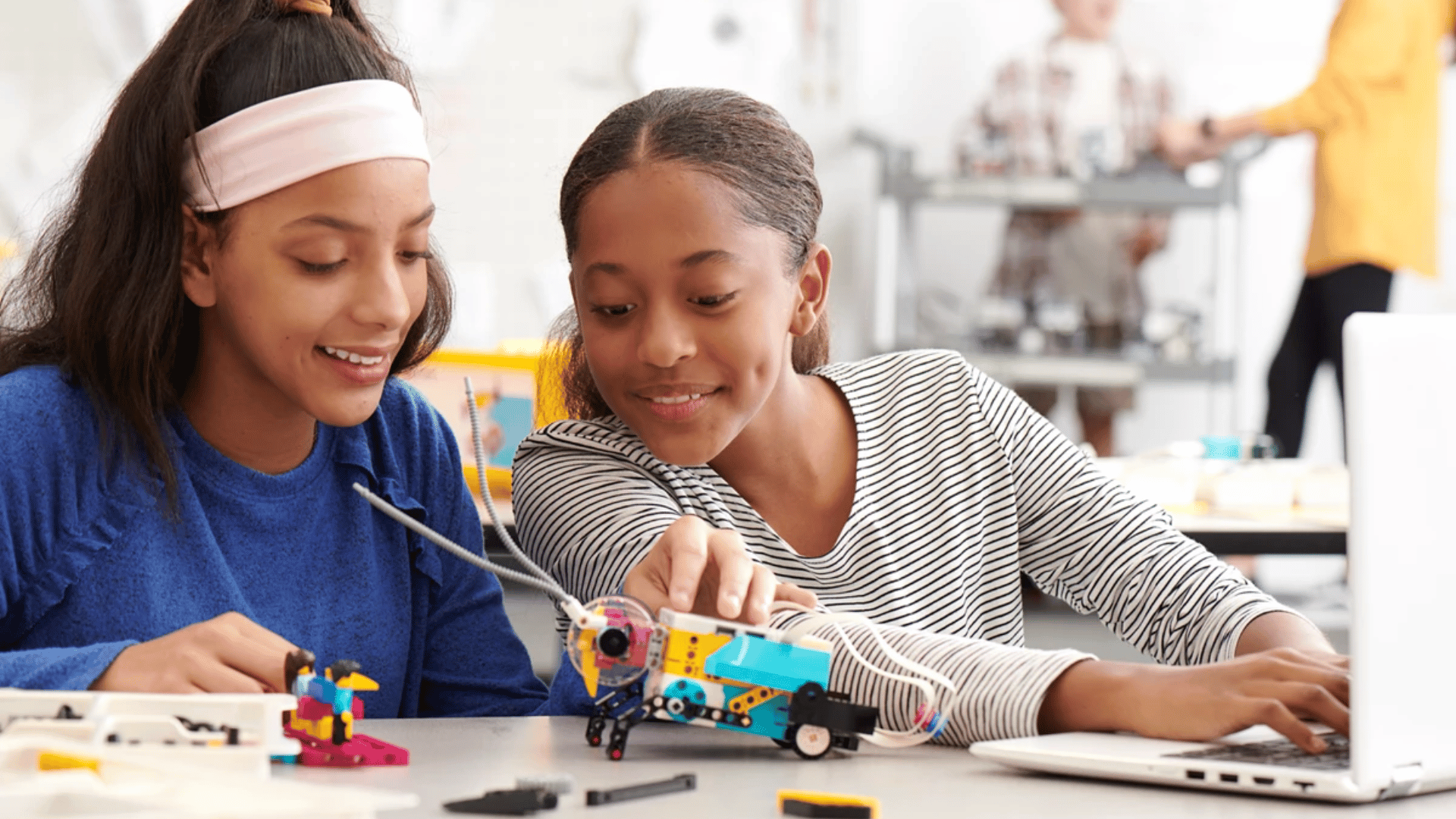 Zwei Mädchen bauen mit LEGO Modellen
