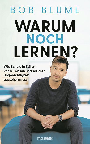 Buchcover von "Warum noch lernen?" von Bob Blume. Ein Mann sitzt auf einem blauen Sitzmöbel. Darunter der Untertitel: "Wie Schule in Zeiten von KI, Krisen und sozialer Ungerechtigkeit aussehen muss