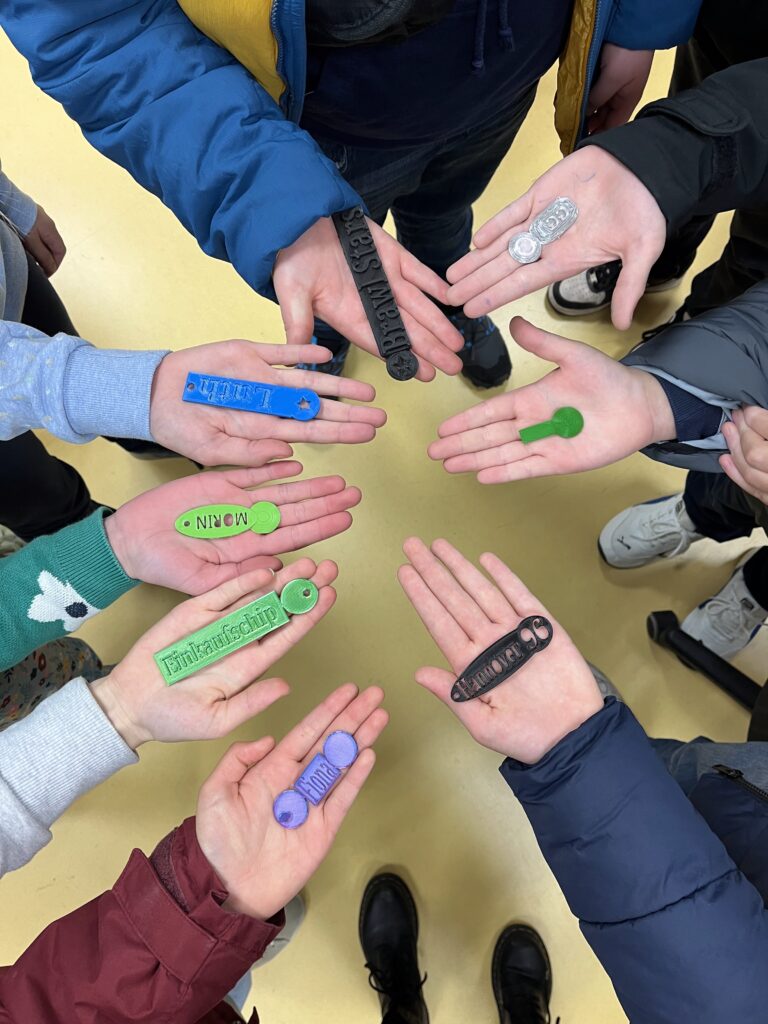 Kinder halten selbst gemachte Schlüsselanhänger in der Hand