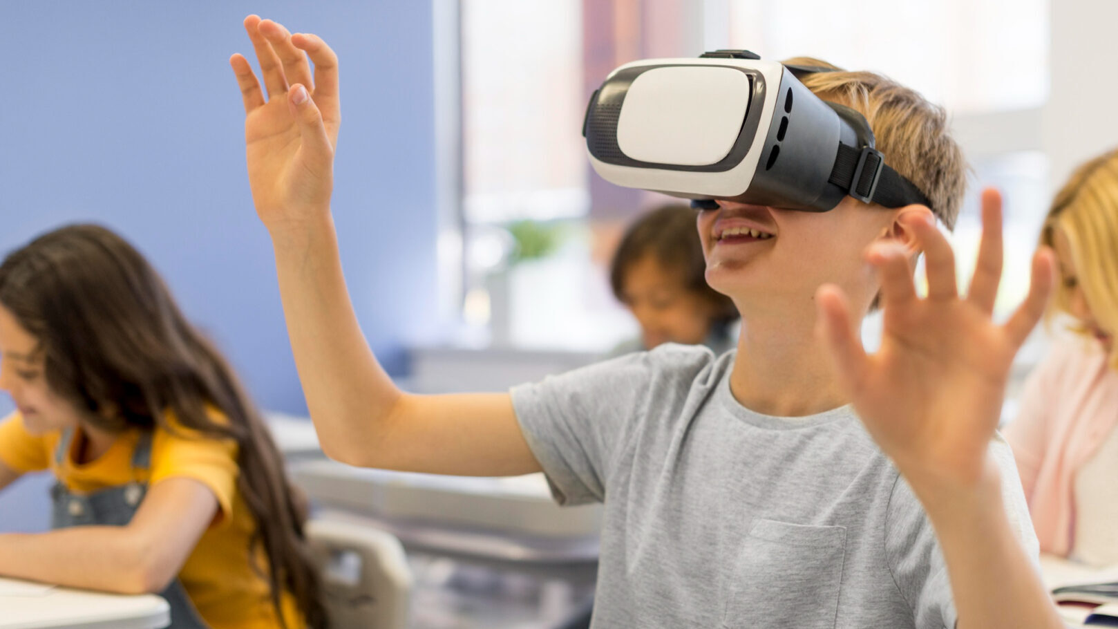 Bild eines Schülers mit VR-Brille