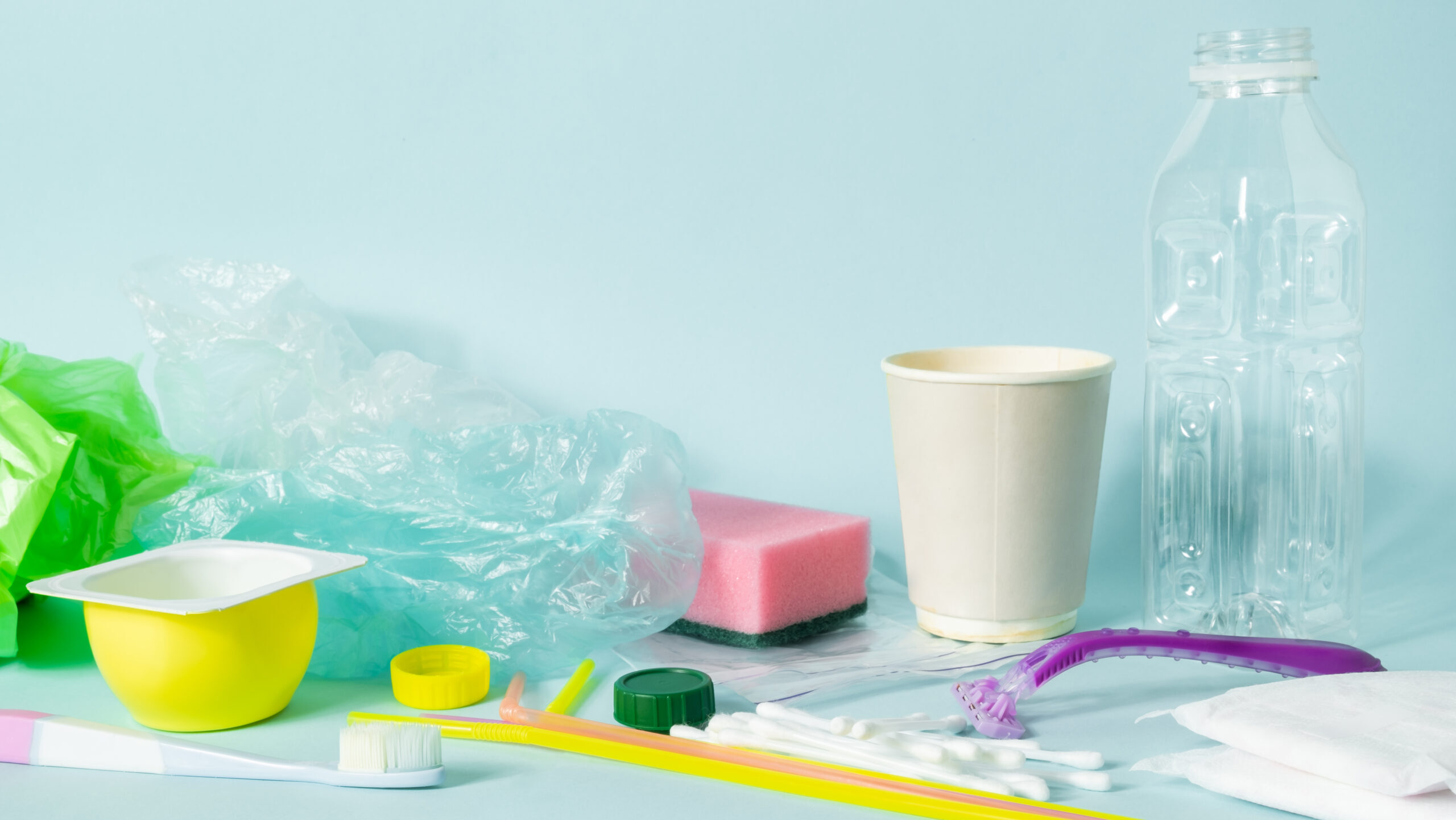 Sammlung von Plastikgegenständen wie Zahnbürste und Spülschwamm