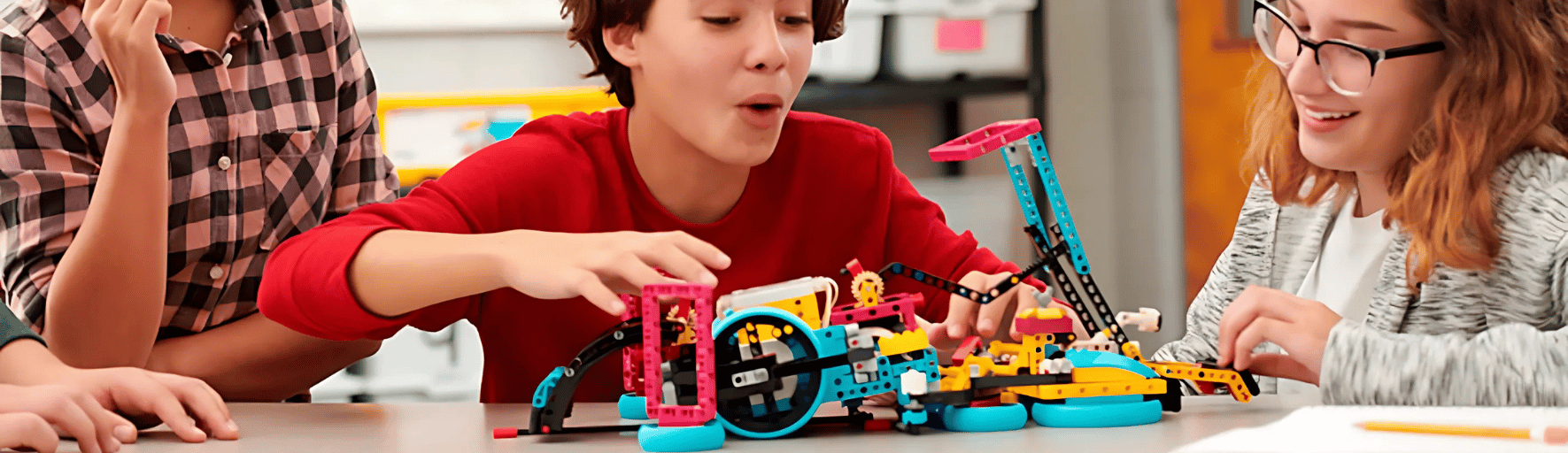 Gruppe von Jugendlichen baut und experimentiert begeistert mit einem LEGO® Education SPIKE™ Prime Set im Klassenzimmer
