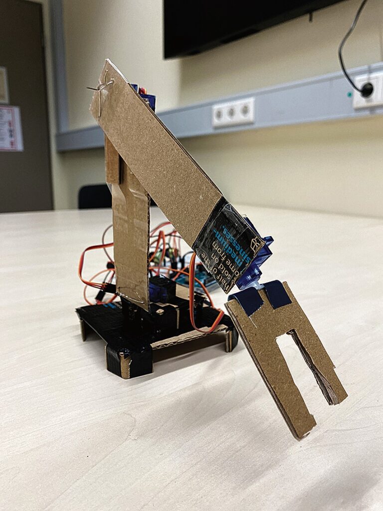 Robotergreifarm von vorne; hier erkennt man gut, dass das Design vom Gabelstapler abgeschaut ist