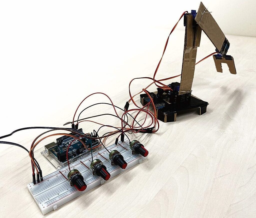 Steuerung des Roboterarms, Roboterarm im Hintergrund