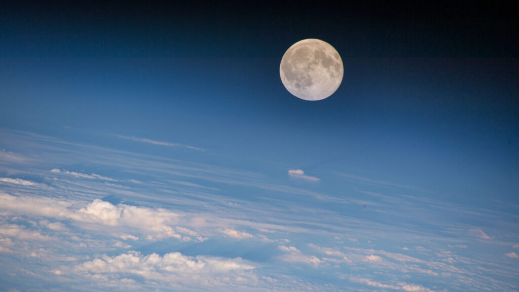 Vollmond steht am Himmel, fotografiert aus der ISS