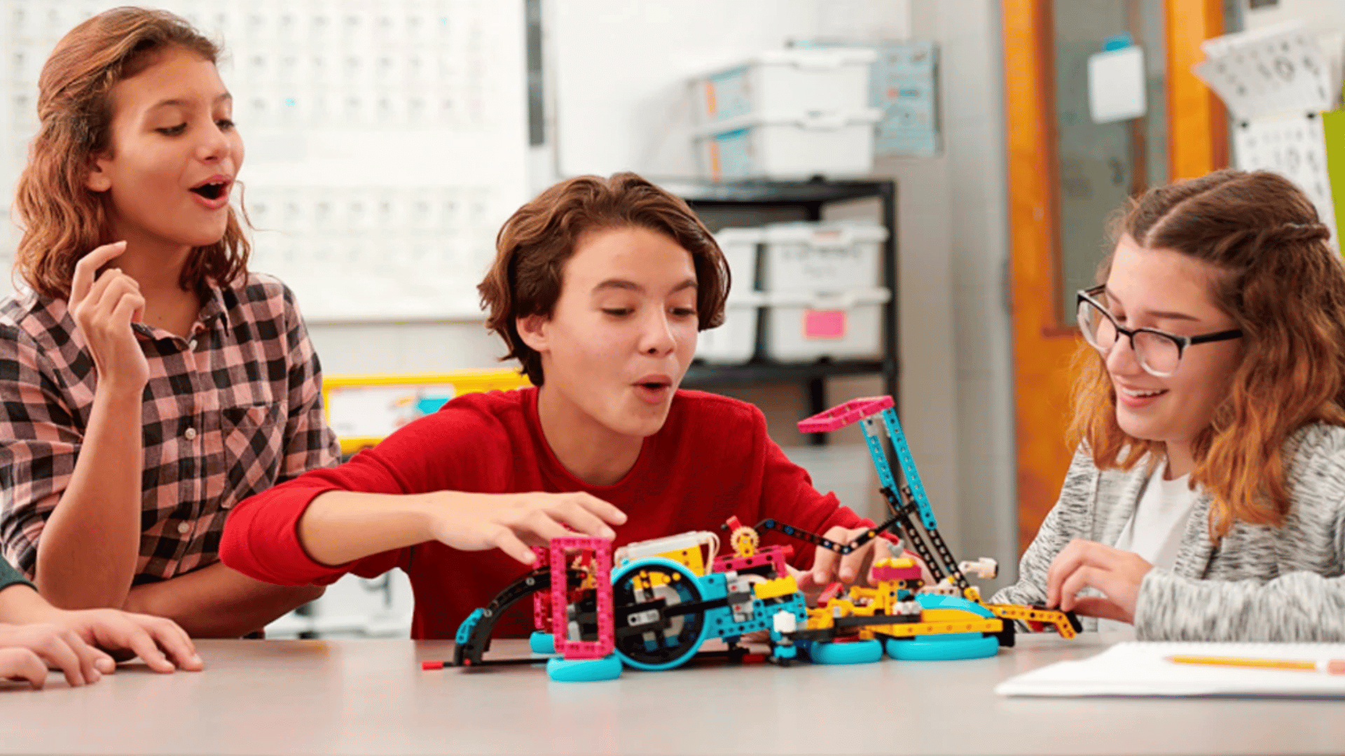 Schüler:innen bauen gemeinsam mit LEGO SPIKE Prime.