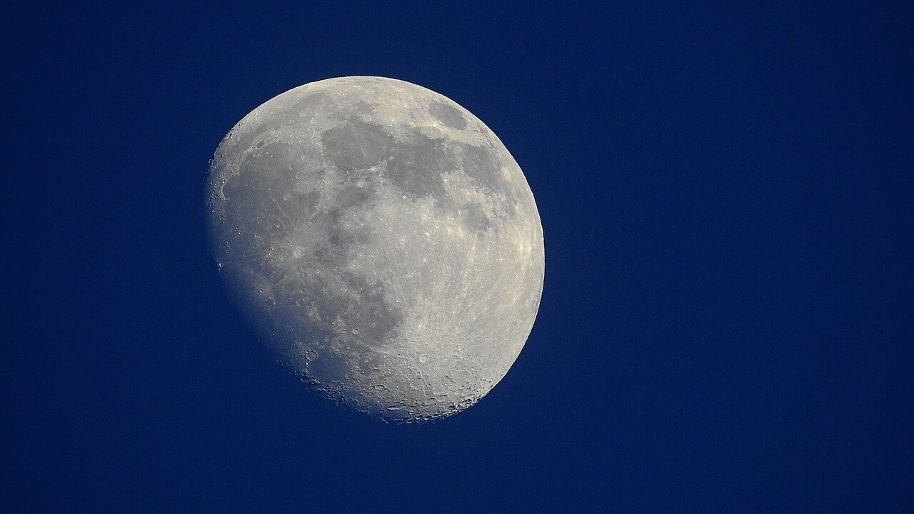 Mond am schwarzen Nachthimmel